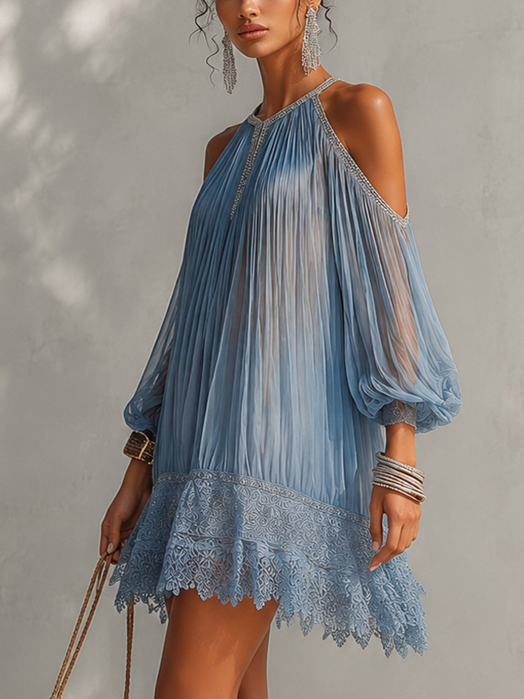 Lucía - Vestido Mini Azul con Hombros Descubiertos, Fruncido y Bajo de Encaje Decorativo