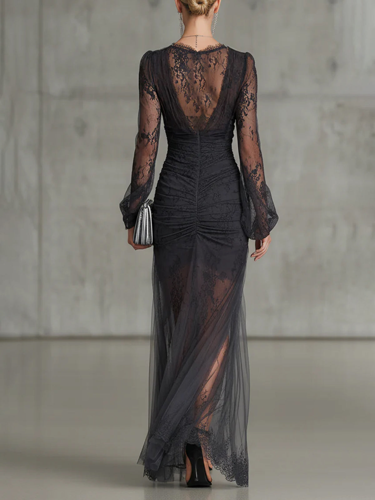 Valentina - Vestido Maxi Negro de Encaje con Fruncido, Mangas Largas Semitransparentes y Abertura Lateral