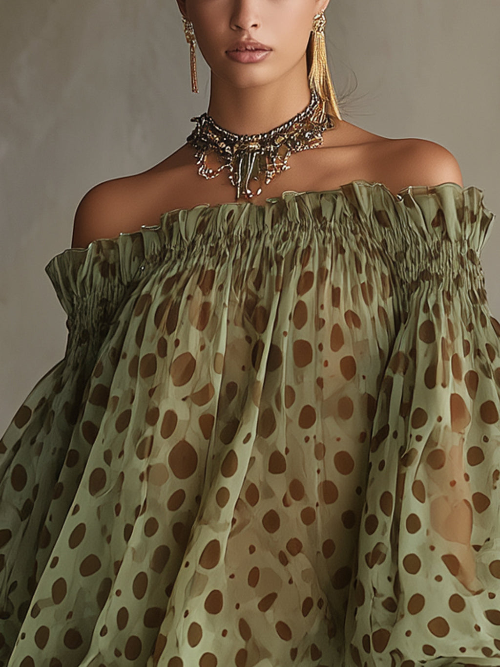 Daniela - Vestido Mini Verde Oliva de Lunares con Hombros Descubiertos