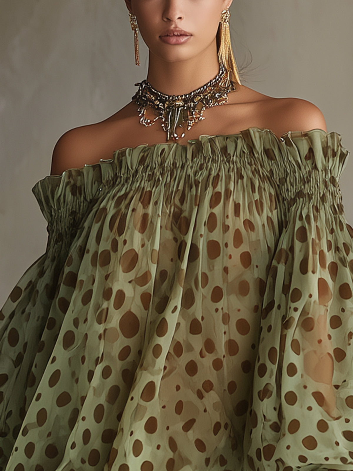 Daniela - Vestido Mini Verde Oliva de Lunares con Hombros Descubiertos