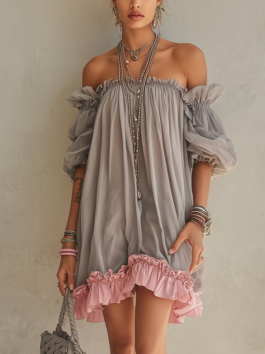 Valentina - Vestido Mini de Gasa Gris con Escote de Hombros Descubiertos y Bajo Rosa en Contraste