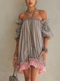 Valentina - Vestido Mini de Gasa Gris con Escote de Hombros Descubiertos y Bajo Rosa en Contraste