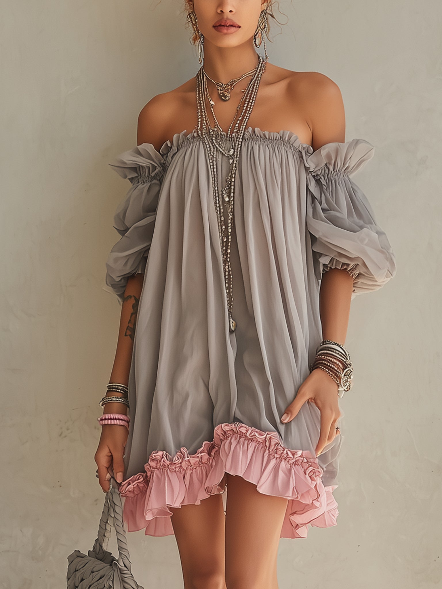Valentina - Vestido Mini de Gasa Gris con Escote de Hombros Descubiertos y Bajo Rosa en Contraste