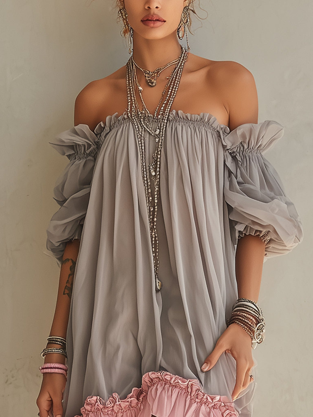Valentina - Vestido Mini de Gasa Gris con Escote de Hombros Descubiertos y Bajo Rosa en Contraste