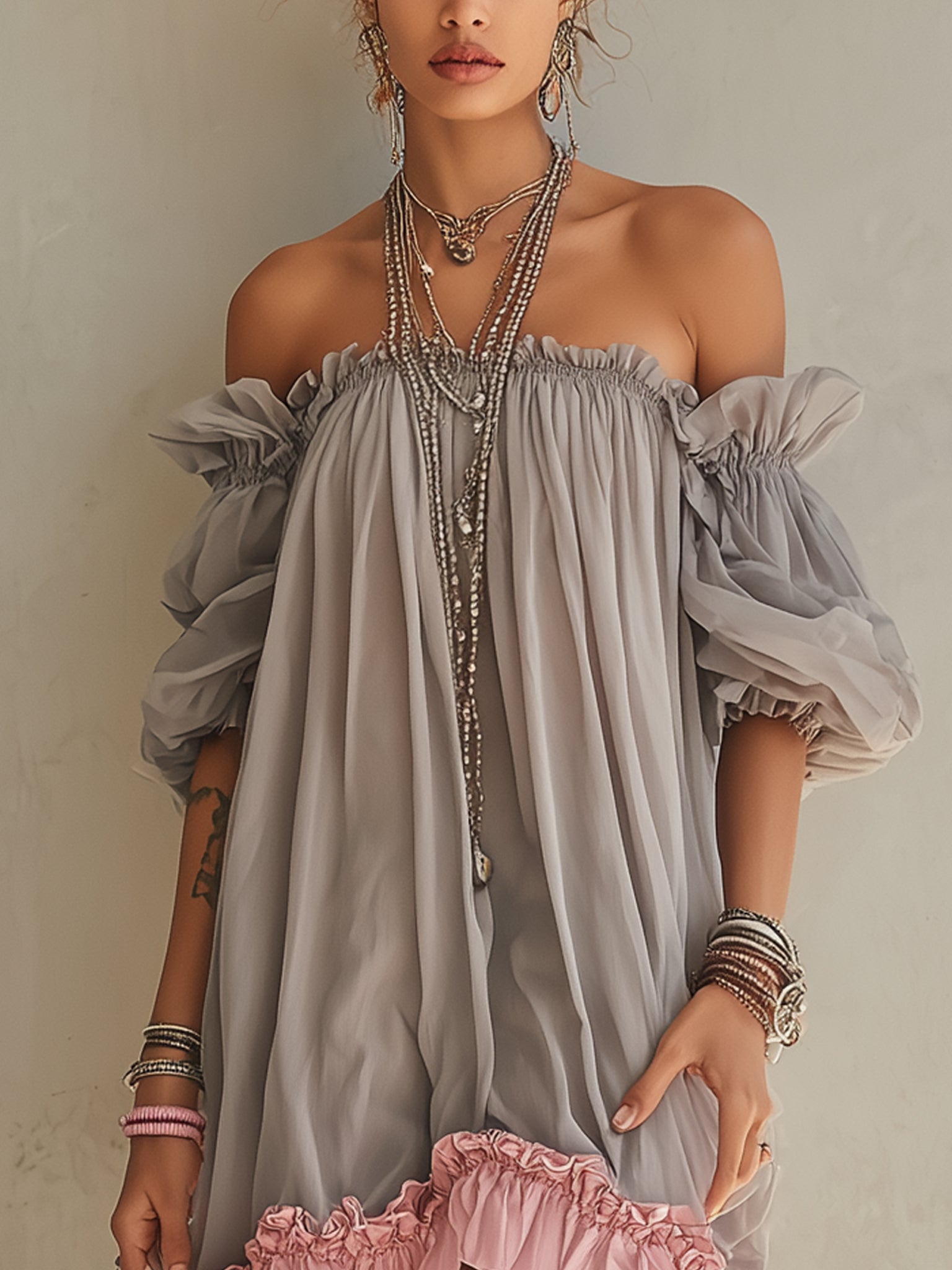 Valentina - Vestido Mini de Gasa Gris con Escote de Hombros Descubiertos y Bajo Rosa en Contraste