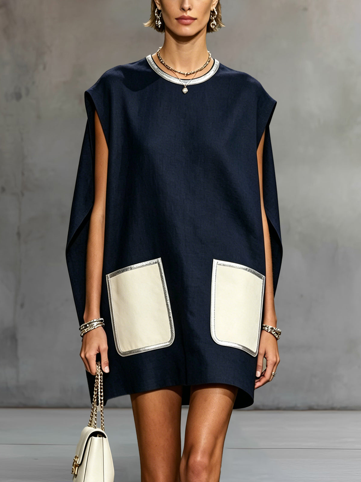 Clara - Vestido Mini Azul Marino sin Mangas con Bolsillos de Parche en Contraste