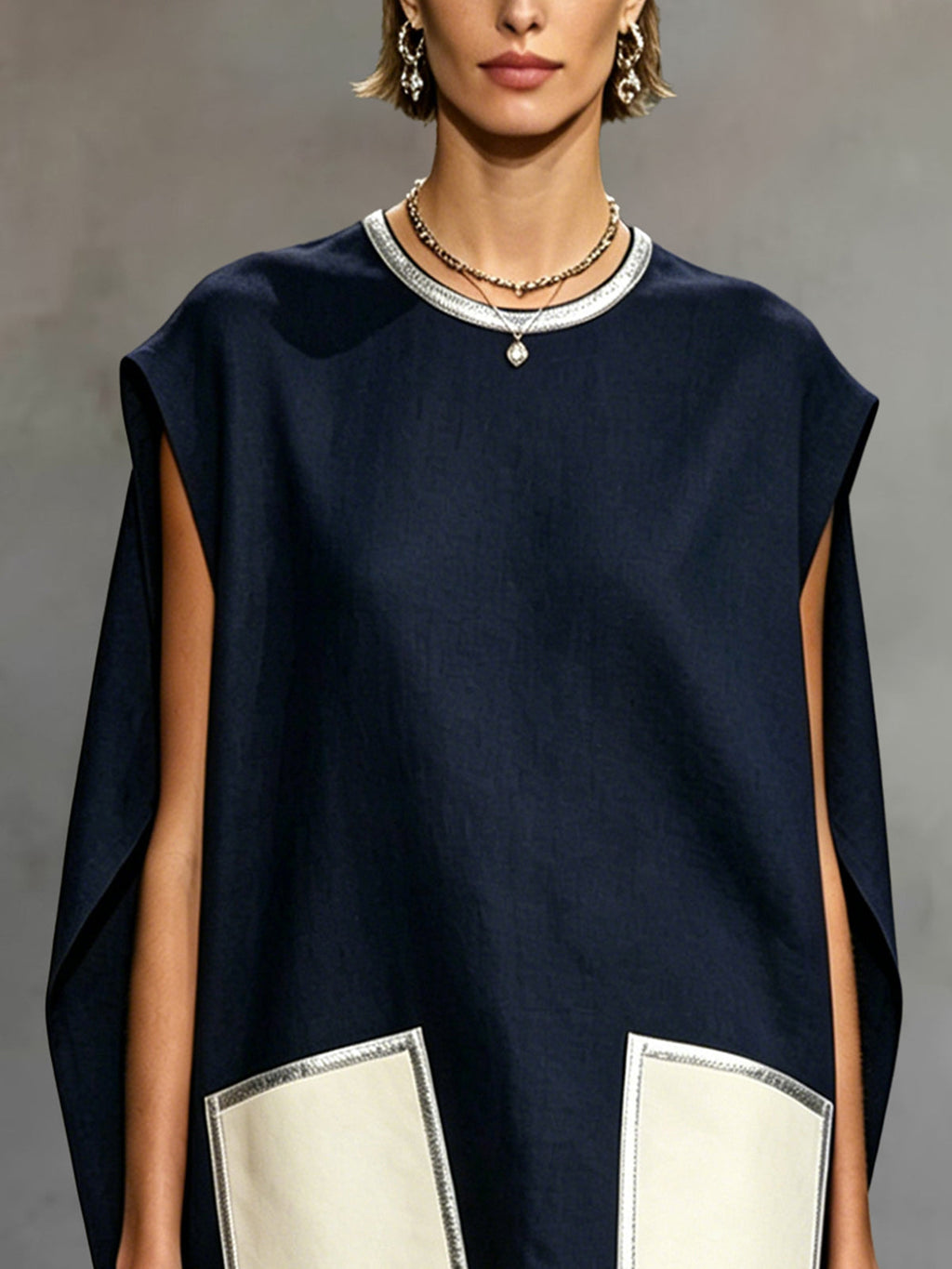 Clara - Vestido Mini Azul Marino sin Mangas con Bolsillos de Parche en Contraste