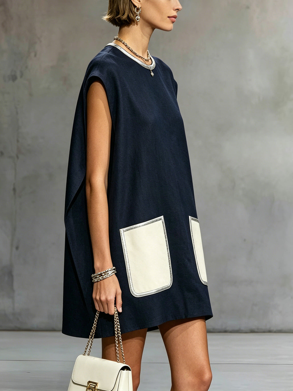 Clara - Vestido Mini Azul Marino sin Mangas con Bolsillos de Parche en Contraste