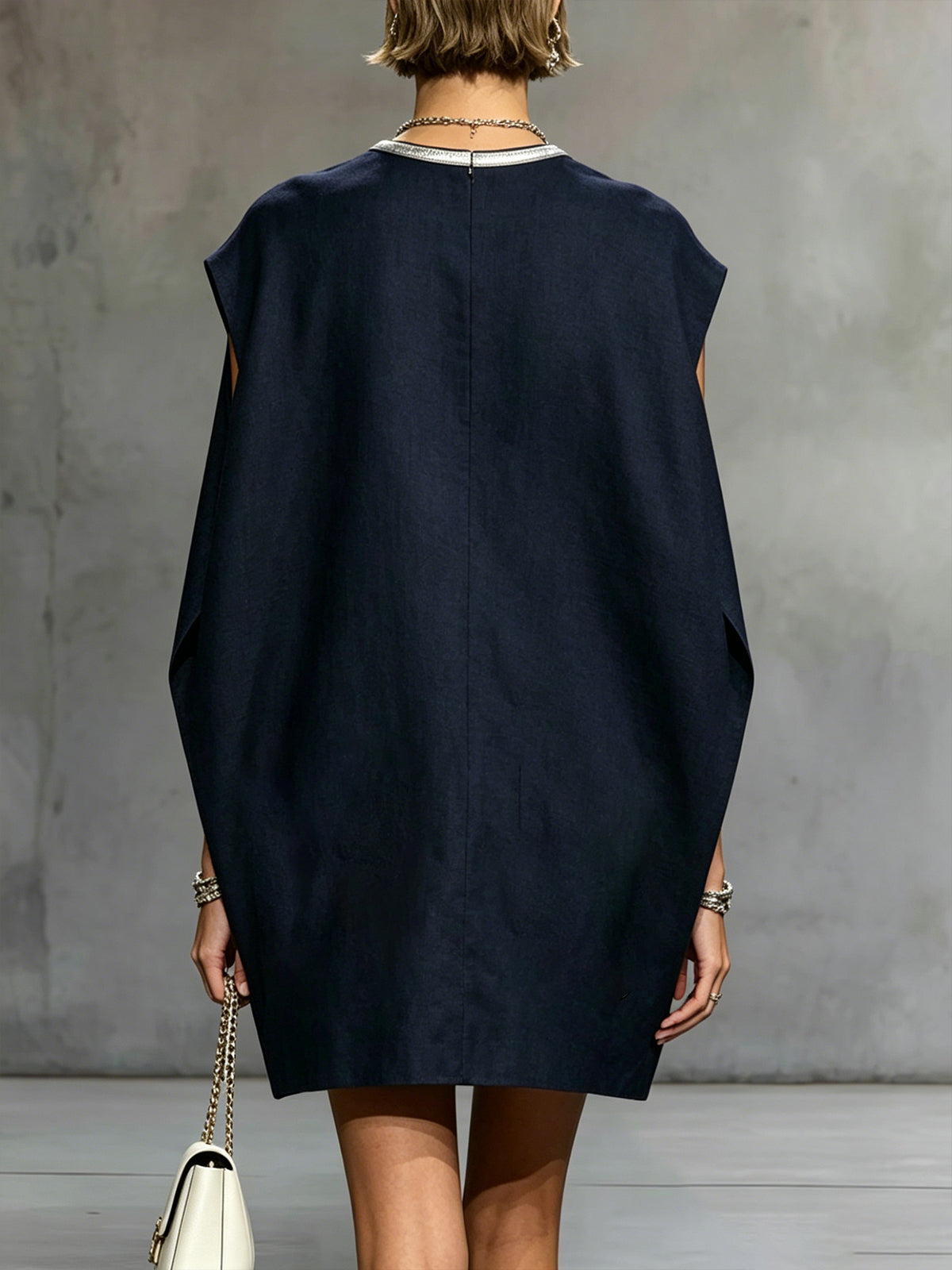 Clara - Vestido Mini Azul Marino sin Mangas con Bolsillos de Parche en Contraste