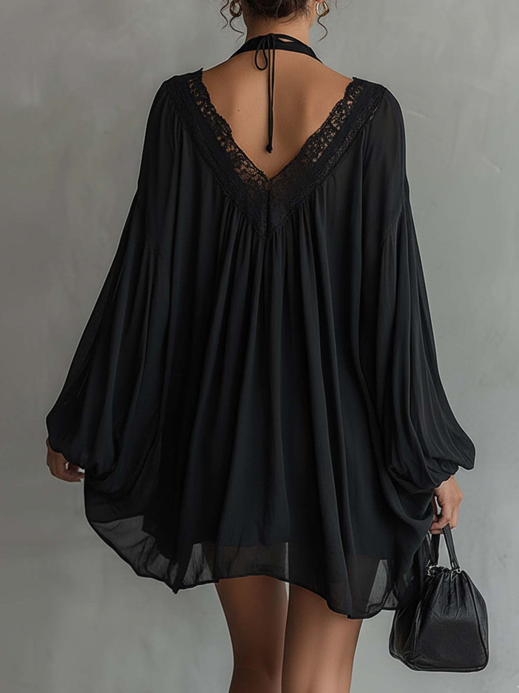 Camila - Vestido Mini Negro de Gasa con Escote Halter y Cuello de Encaje Decorativo