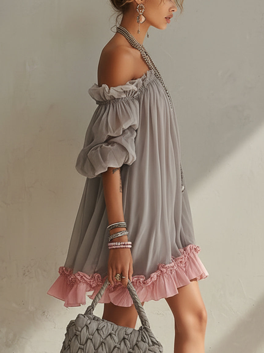 Valentina - Vestido Mini de Gasa Gris con Escote de Hombros Descubiertos y Bajo Rosa en Contraste