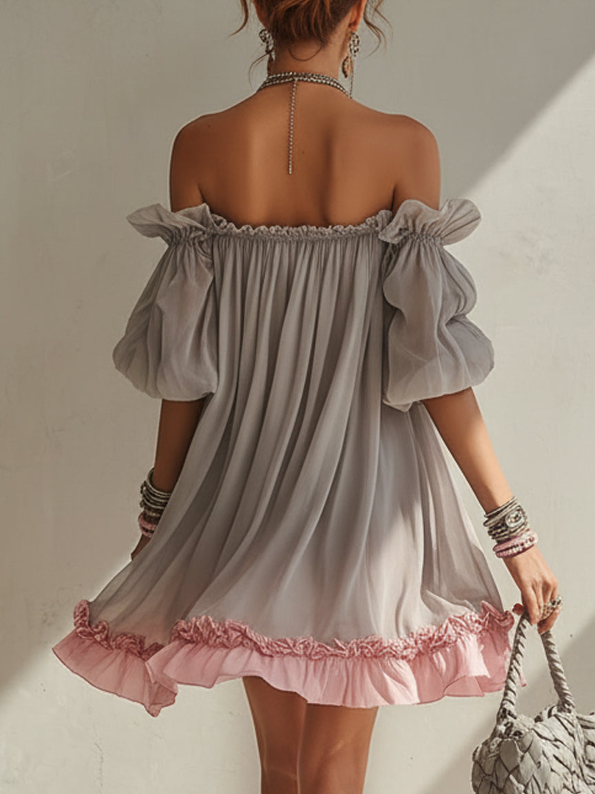 Valentina - Vestido Mini de Gasa Gris con Escote de Hombros Descubiertos y Bajo Rosa en Contraste