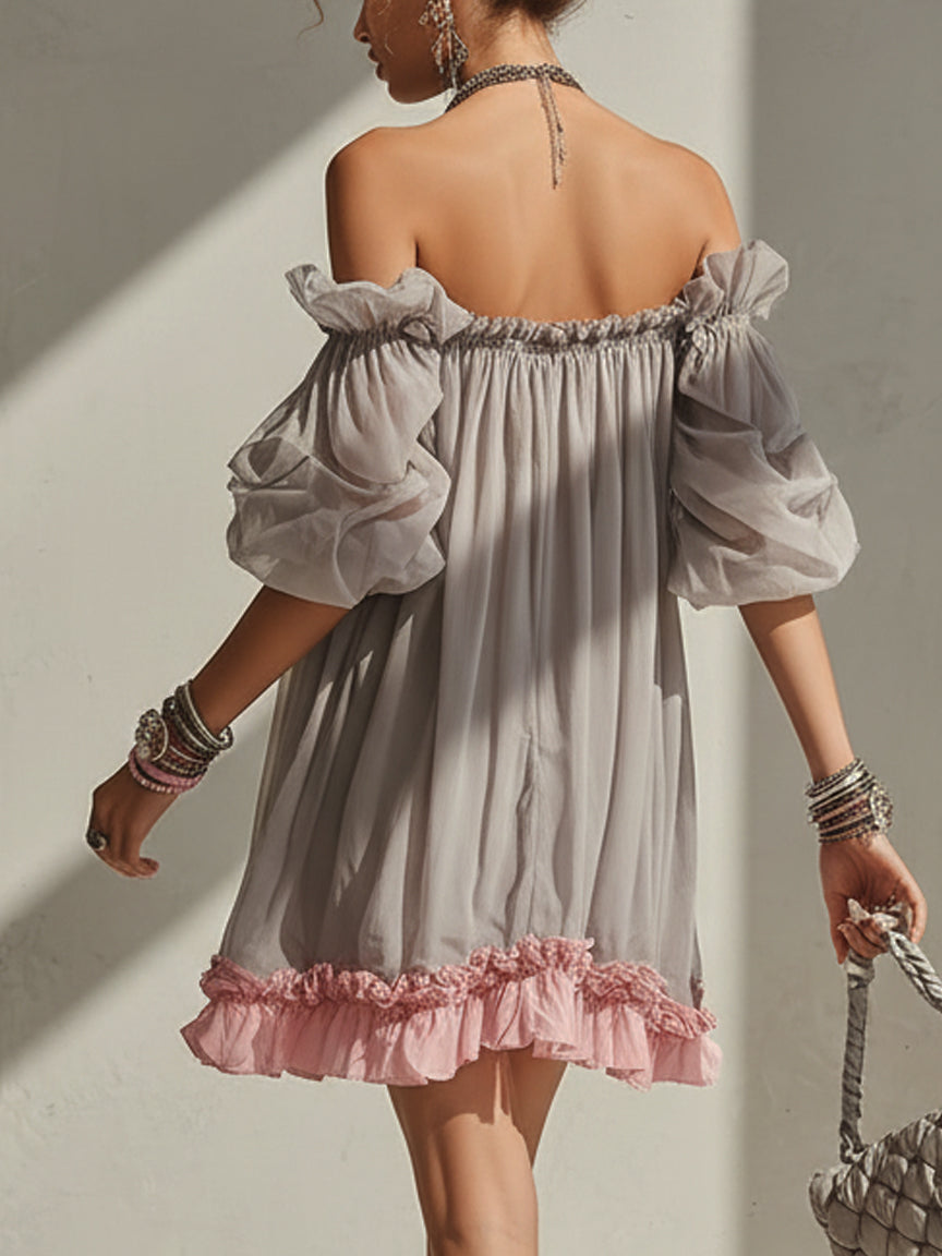 Valentina - Vestido Mini de Gasa Gris con Escote de Hombros Descubiertos y Bajo Rosa en Contraste