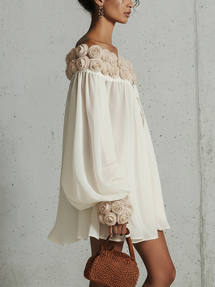 Emma - Vestido Mini Color Crema de Gasa con Flores 3D Decorativas y Cierre de Cremallera