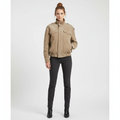 Ava | Chaqueta Bomber de Mujer con Cuello Alto y Bolsillos en el Pecho | Utilitaria