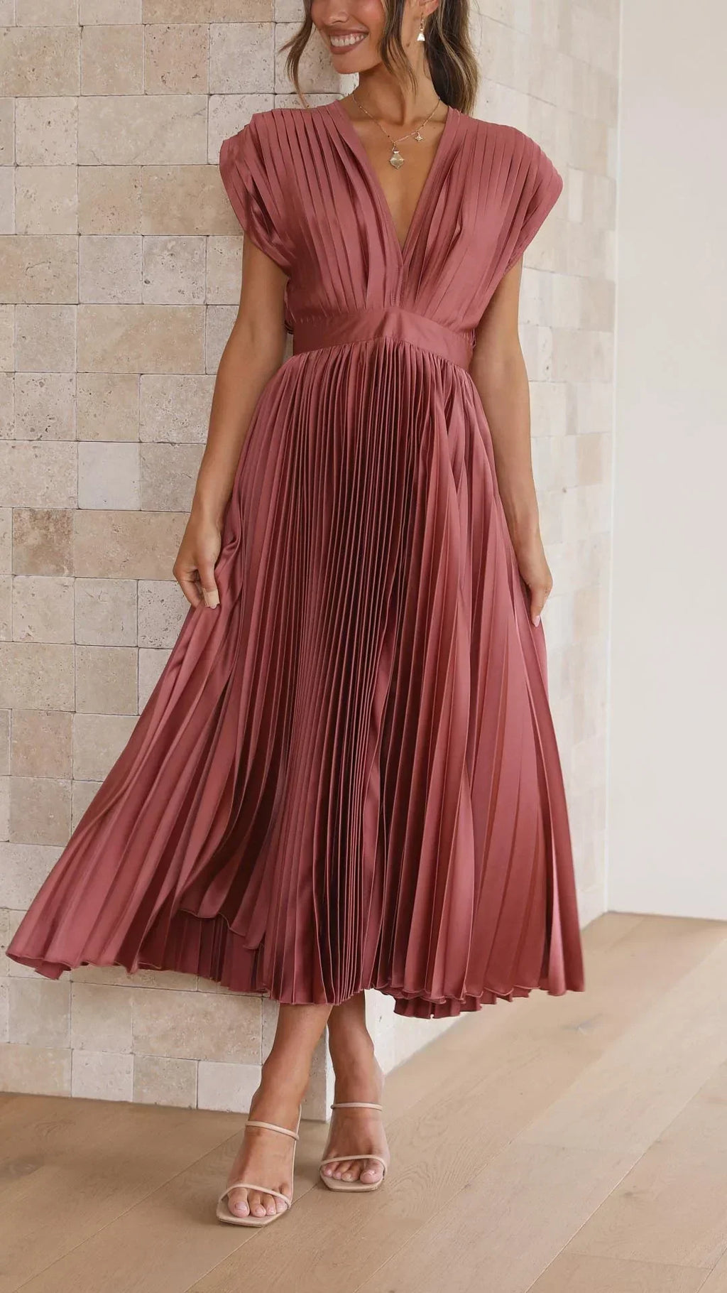 Livia | Vestido Midi Plisado Con Escote Profundo y Caída Fluida