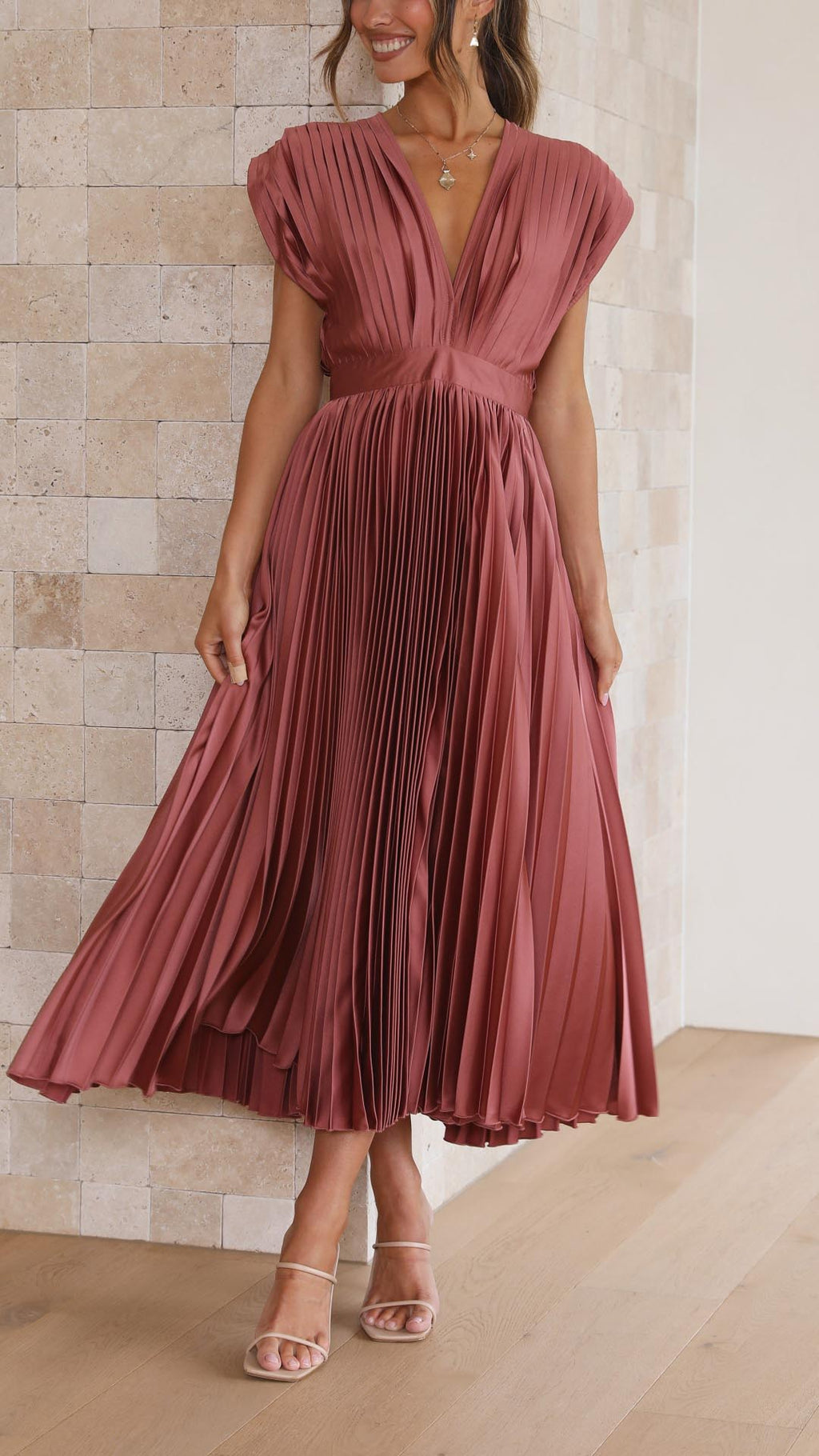 Livia | Vestido Midi Plisado Con Escote Profundo y Caída Fluida