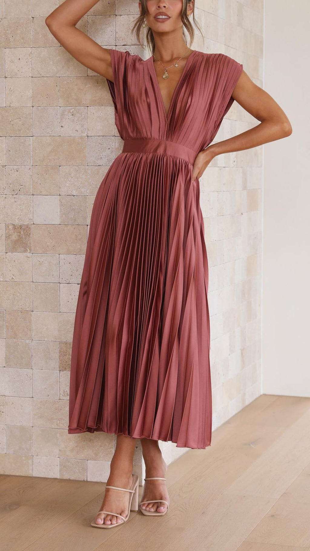 Livia | Vestido Midi Plisado Con Escote Profundo y Caída Fluida