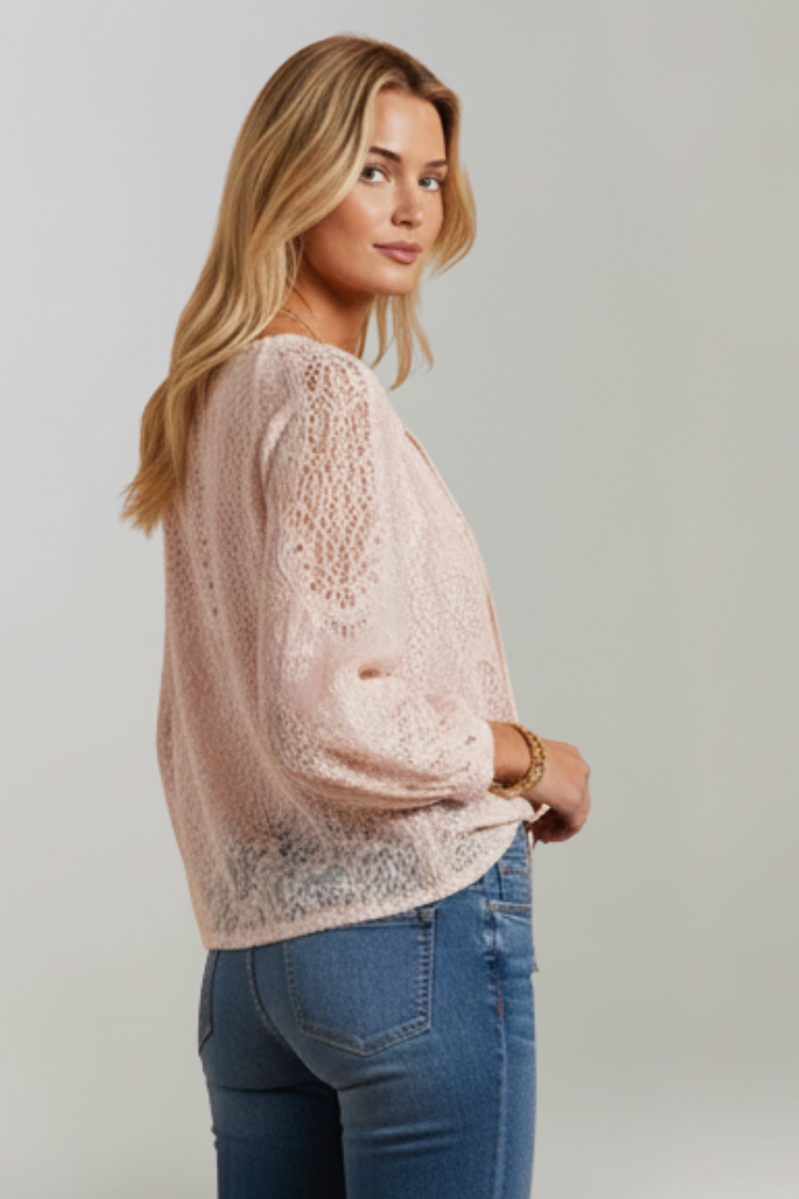 Selva - Blusa transparente para mujer con detalle de ganchillo y escote con lazo.