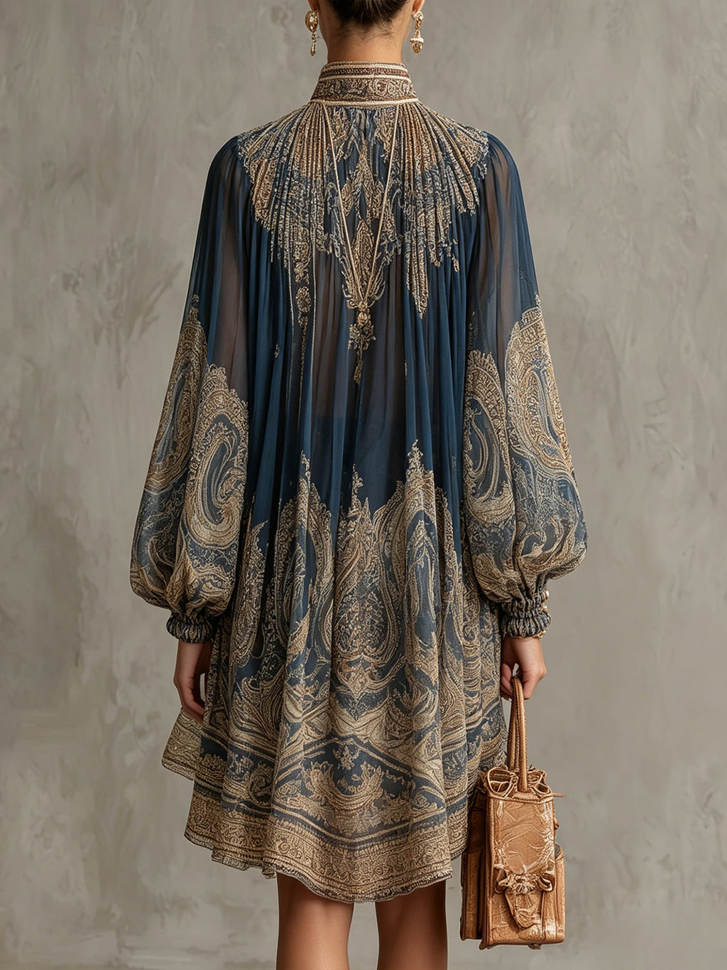 Daniela - Vestido Mini de Gasa Azul Marino con Estampado Barroco, Cuello Alto y Bajo Asimétrico
