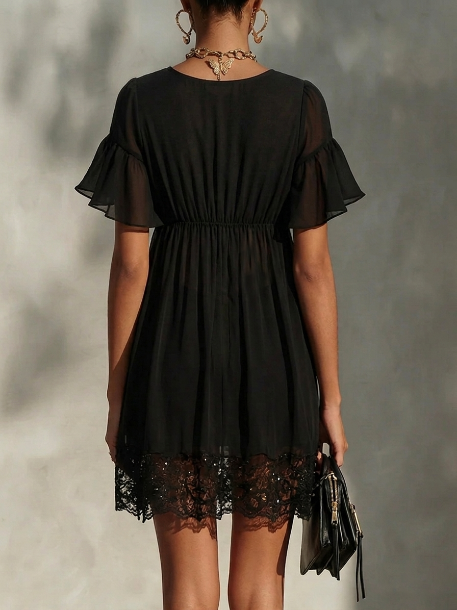 Valentina - Vestido Mini Negro con Cremallera, Escote en V, Detalles de Encaje y Volantes Decorativos