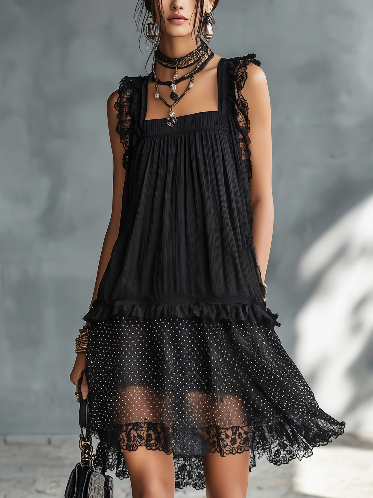 Martina - Vestido Mini Negro de Lunares Semitransparente con Detalles de Encaje y Volantes Decorativos