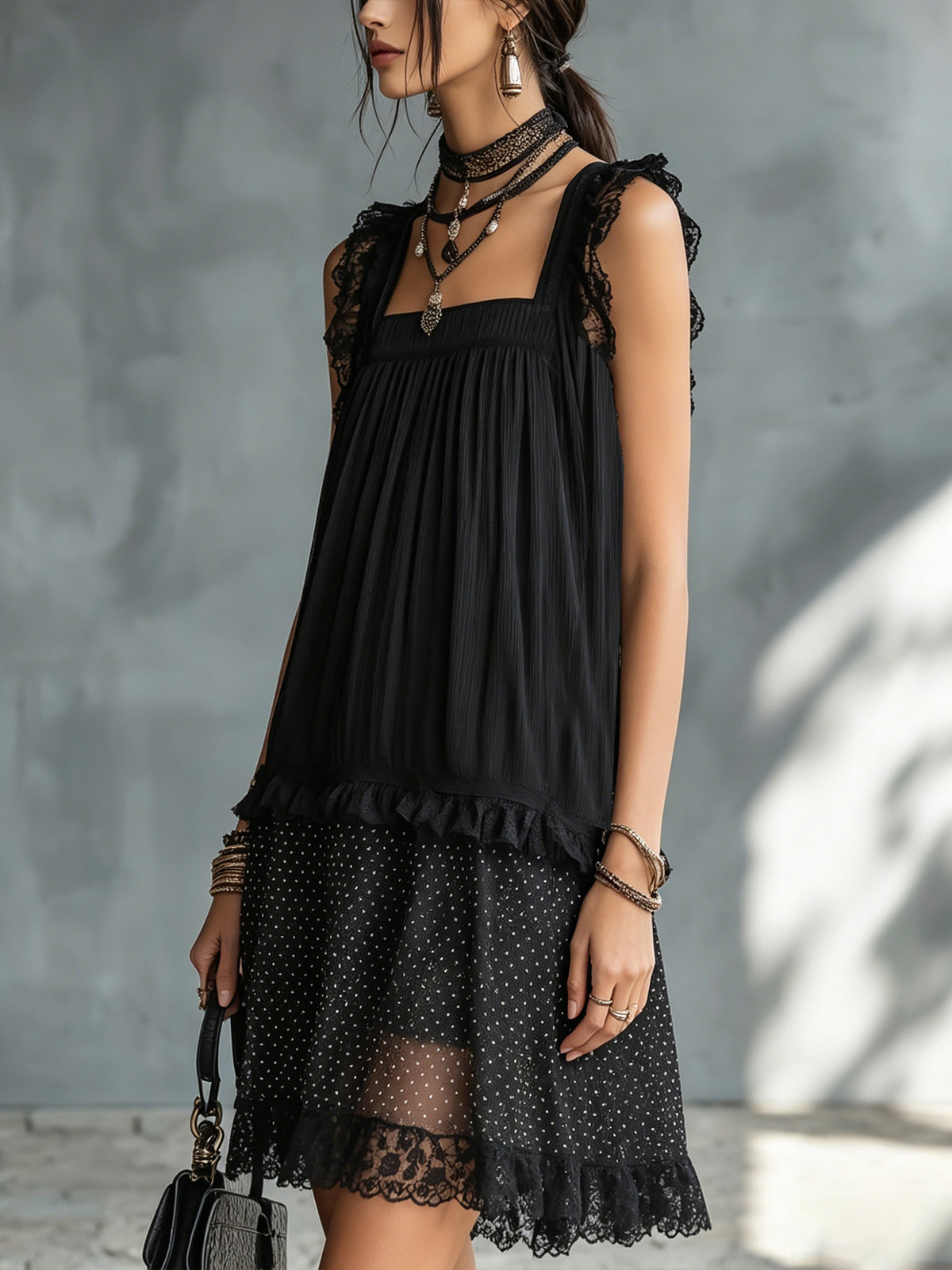 Martina - Vestido Mini Negro de Lunares Semitransparente con Detalles de Encaje y Volantes Decorativos