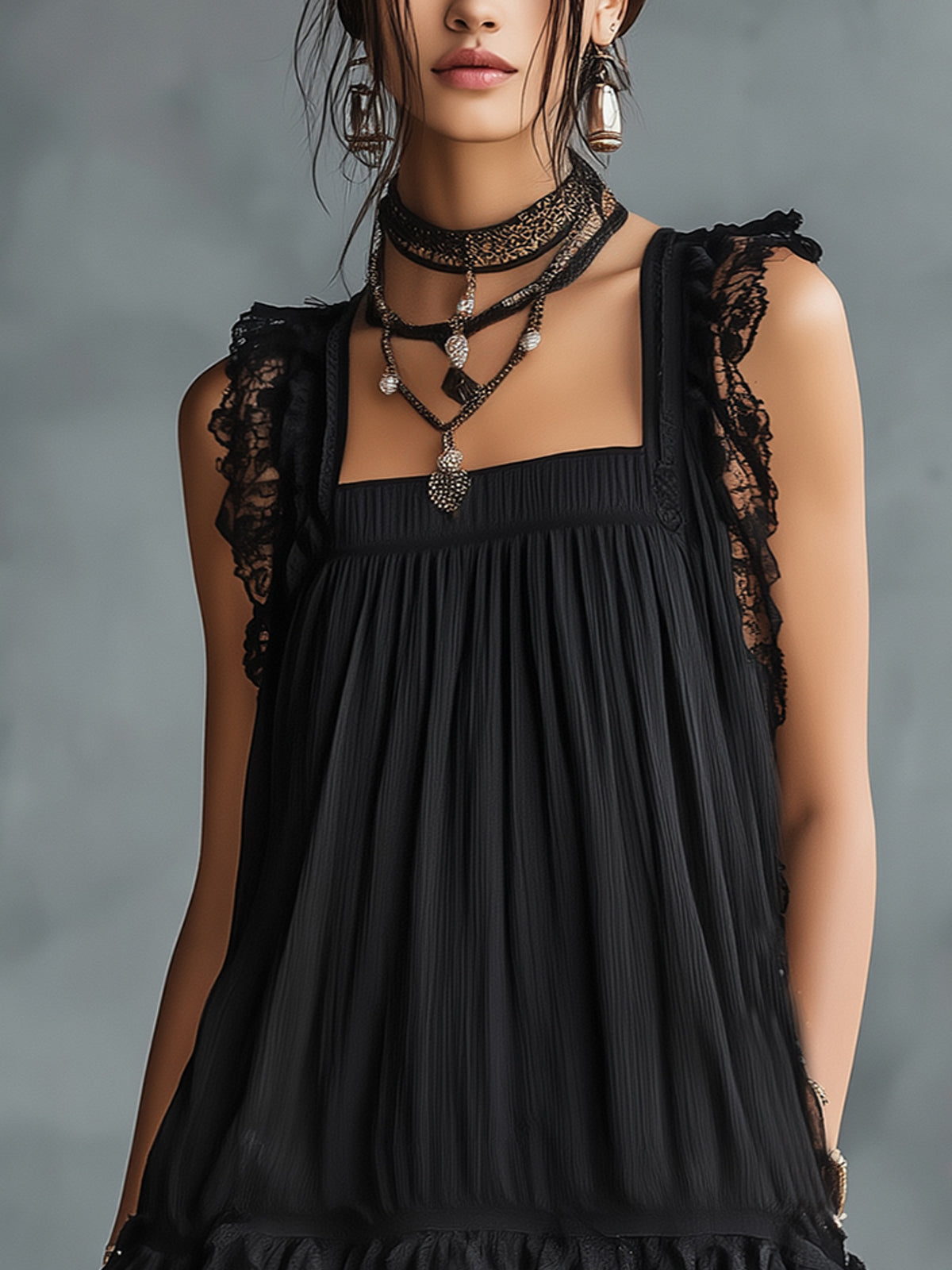 Martina - Vestido Mini Negro de Lunares Semitransparente con Detalles de Encaje y Volantes Decorativos