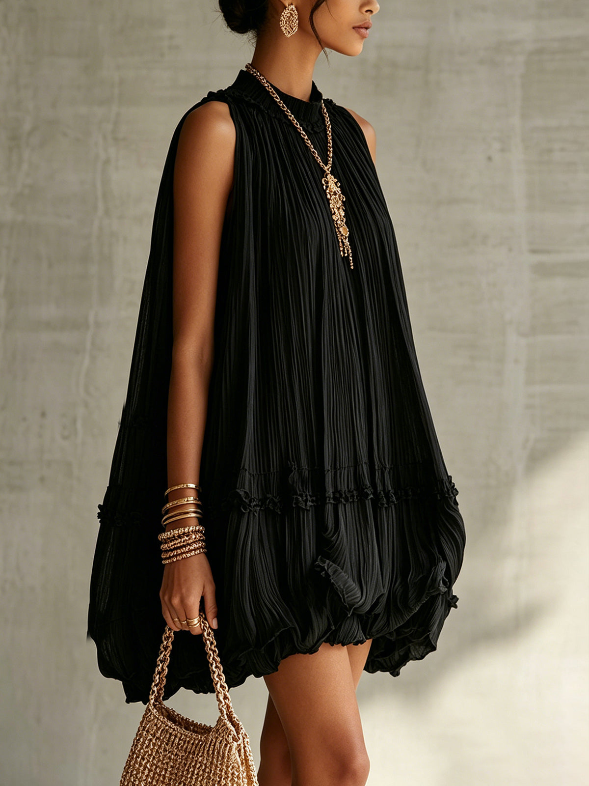 Valeria - Vestido Mini Negro de Gasa con Cuello Halter, Volantes y Falda de Efecto Globo