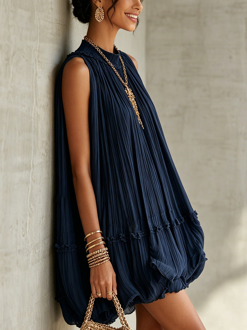 Valeria - Vestido Mini Azul Marino de Gasa con Cuello Halter, Volantes y Falda de Efecto Globo