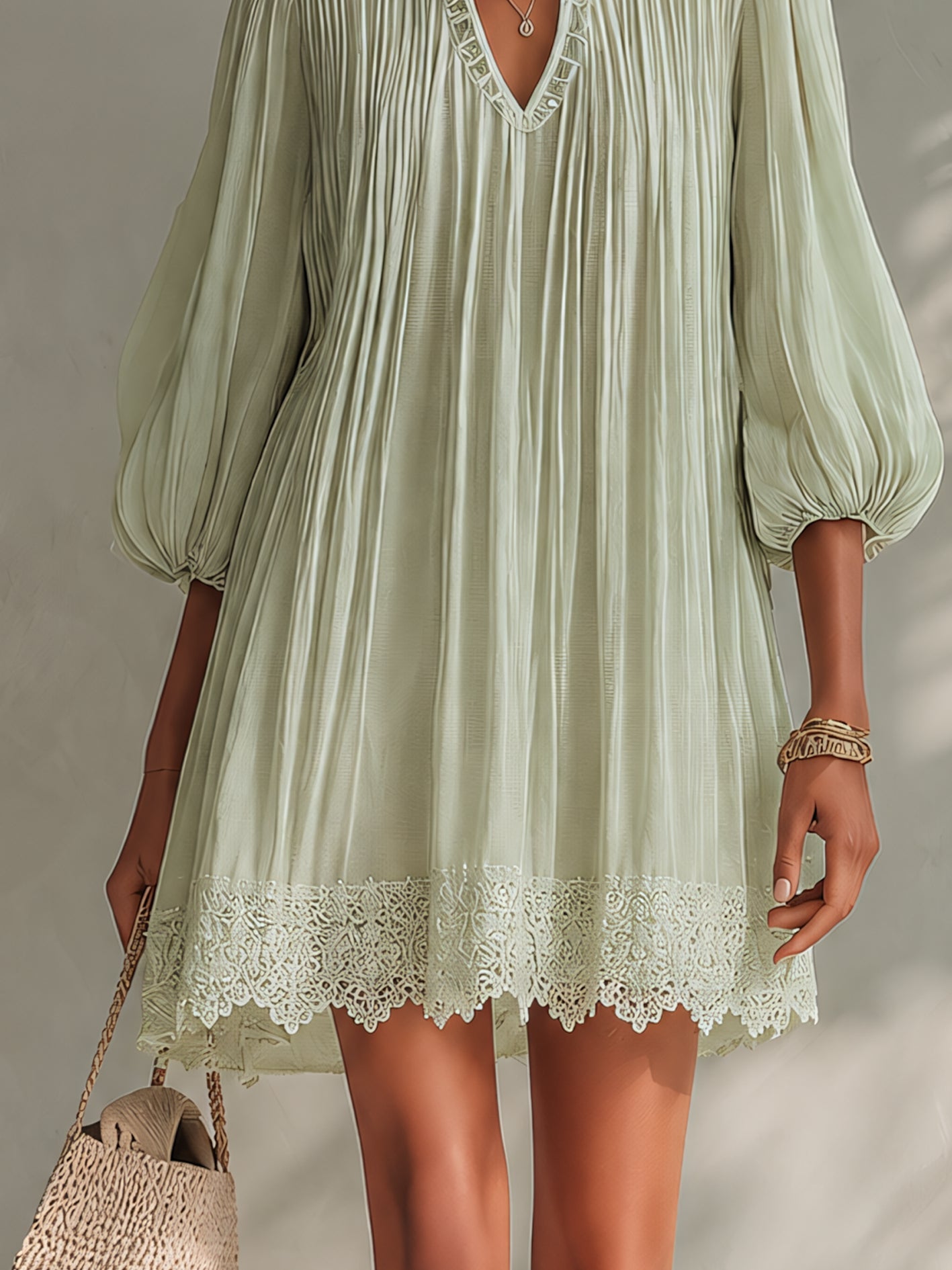 Aitana - Vestido Mini Verde Claro de Gasa Plisada con Mangas Farol y Detalles de Encaje Decorativo