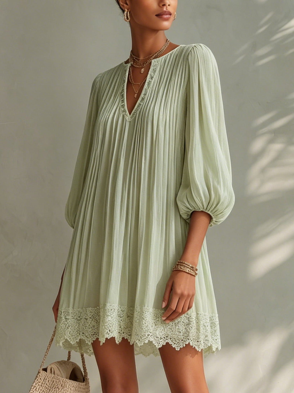Aitana - Vestido Mini Verde Claro de Gasa Plisada con Mangas Farol y Detalles de Encaje Decorativo