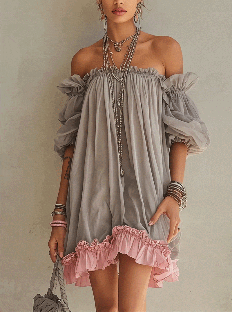Valentina - Vestido Mini de Gasa Gris con Escote de Hombros Descubiertos y Bajo Rosa en Contraste