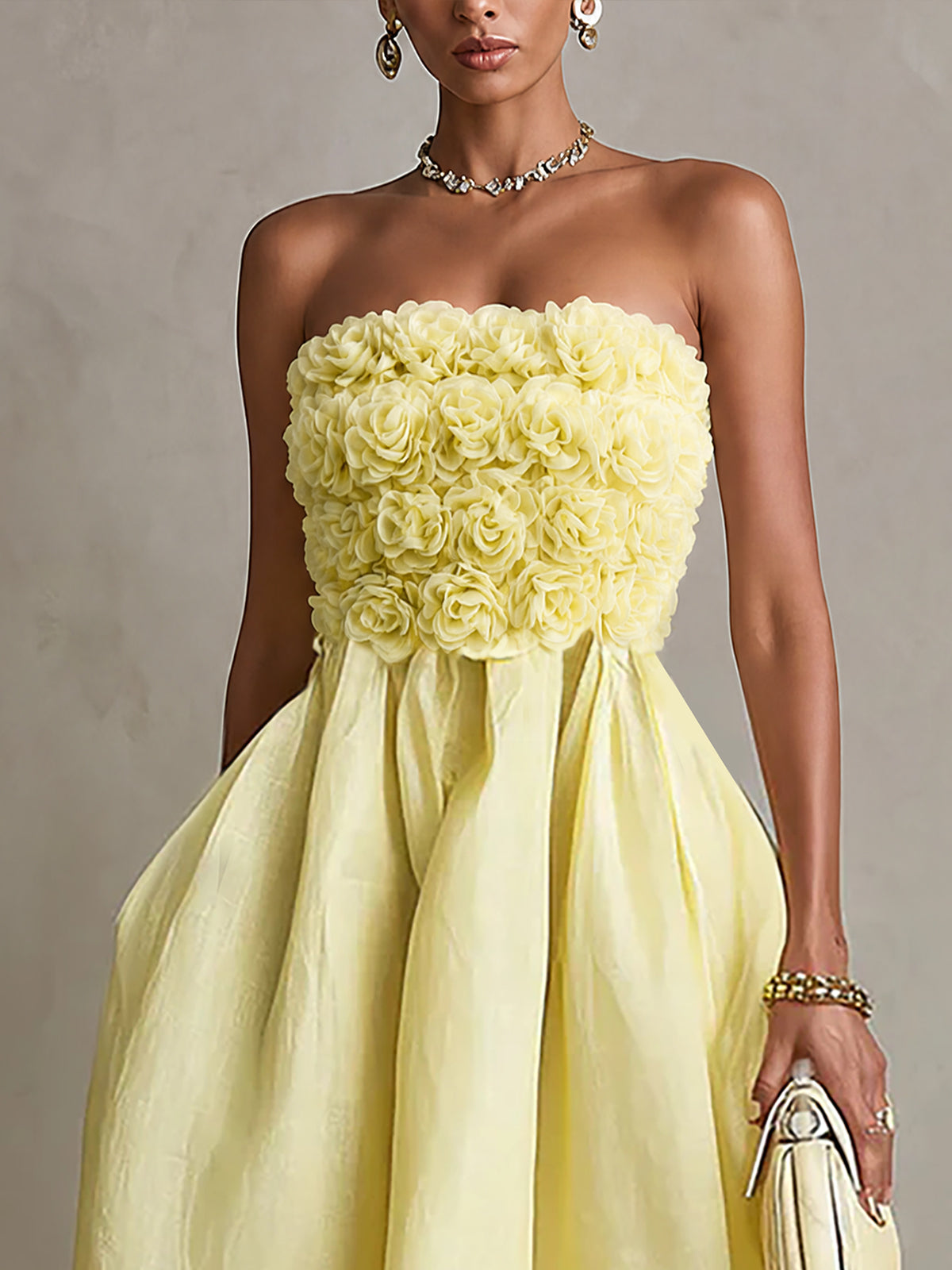 Paula - Vestido Midi Amarillo sin Tirantes con Aplicaciones Florales Decorativas