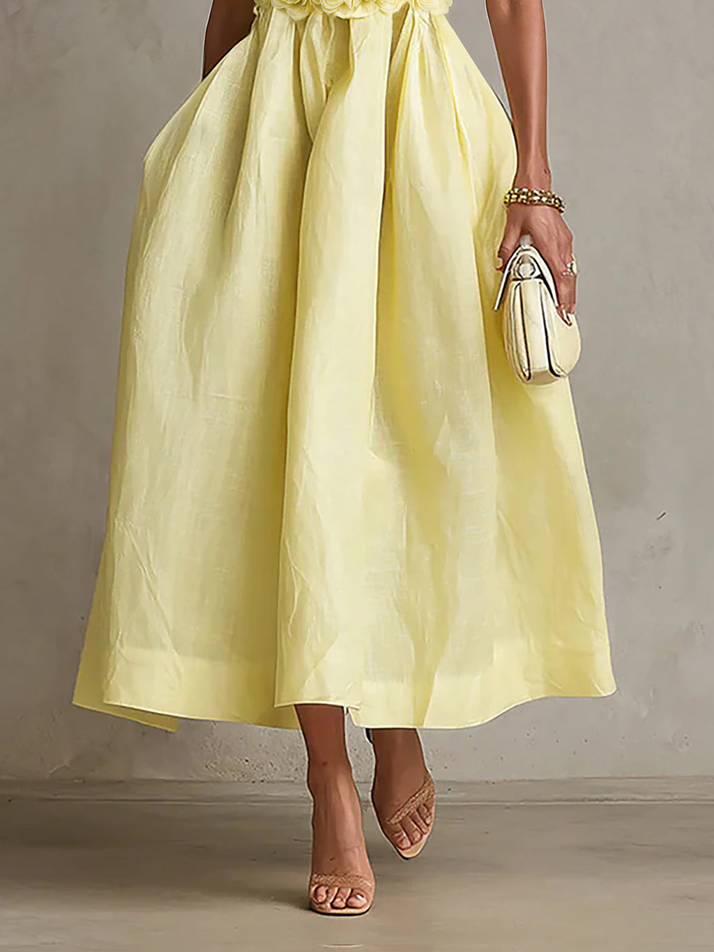Paula - Vestido Midi Amarillo sin Tirantes con Aplicaciones Florales Decorativas
