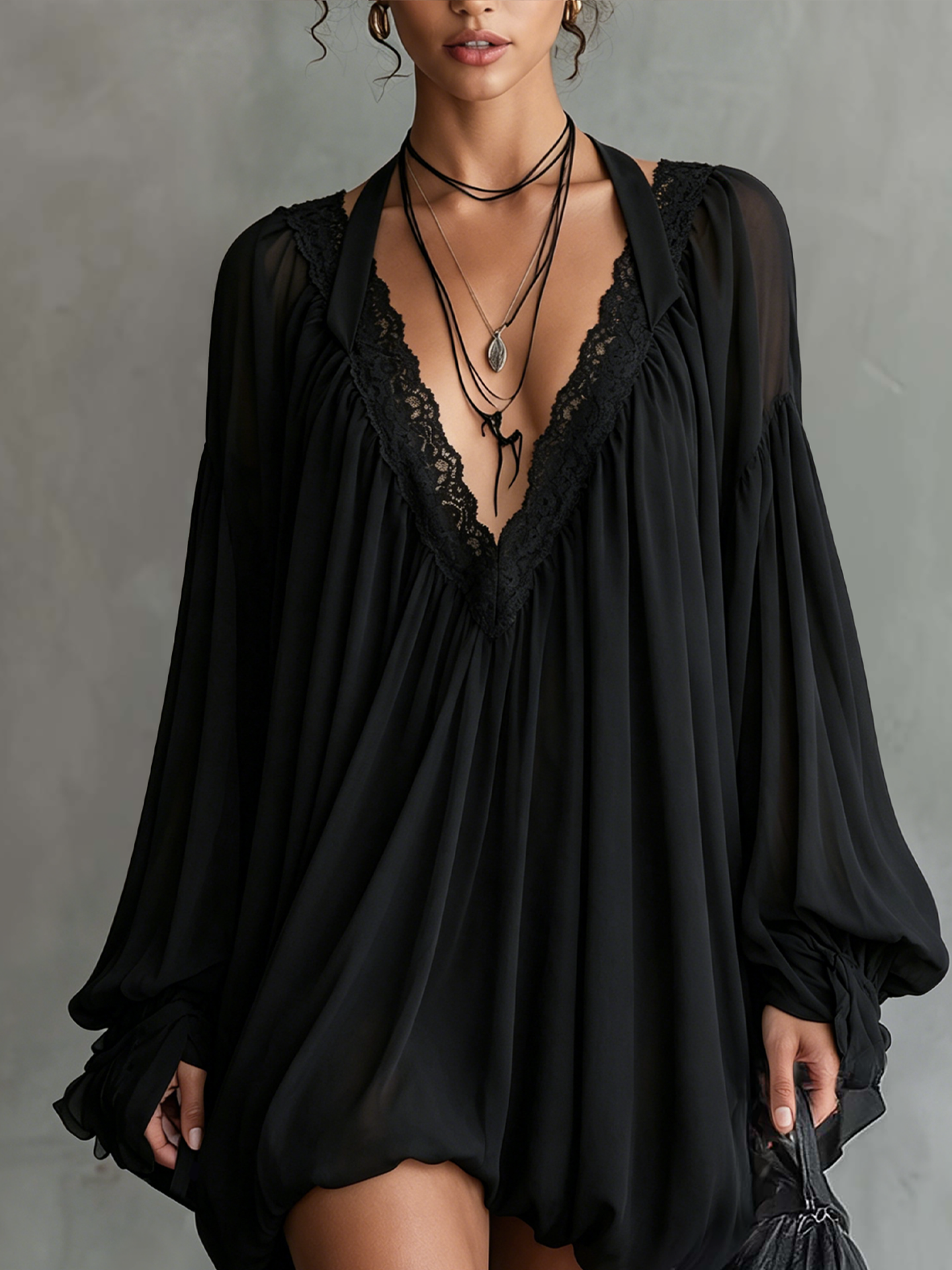 Camila - Vestido Mini Negro de Gasa con Escote Halter y Cuello de Encaje Decorativo