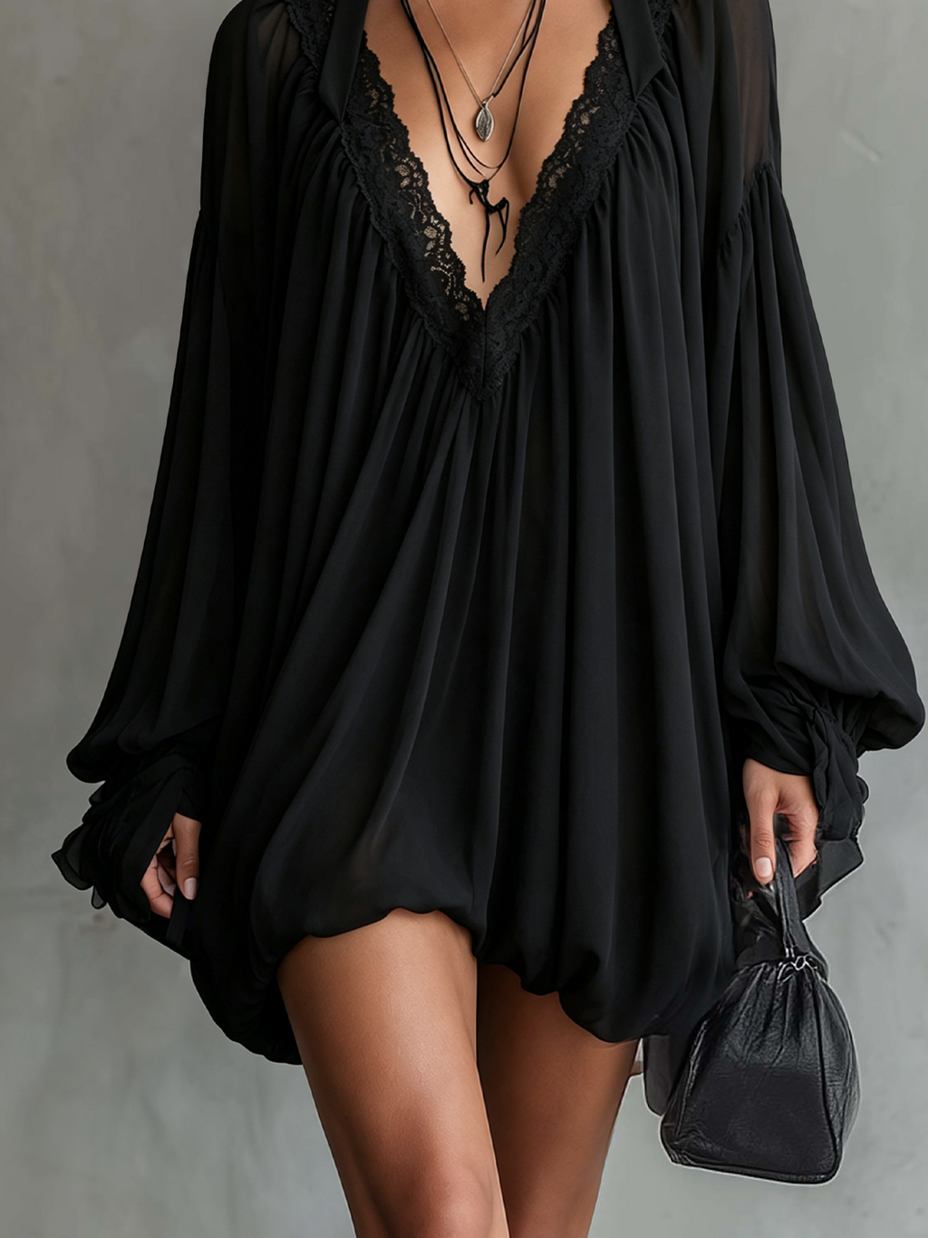 Camila - Vestido Mini Negro de Gasa con Escote Halter y Cuello de Encaje Decorativo