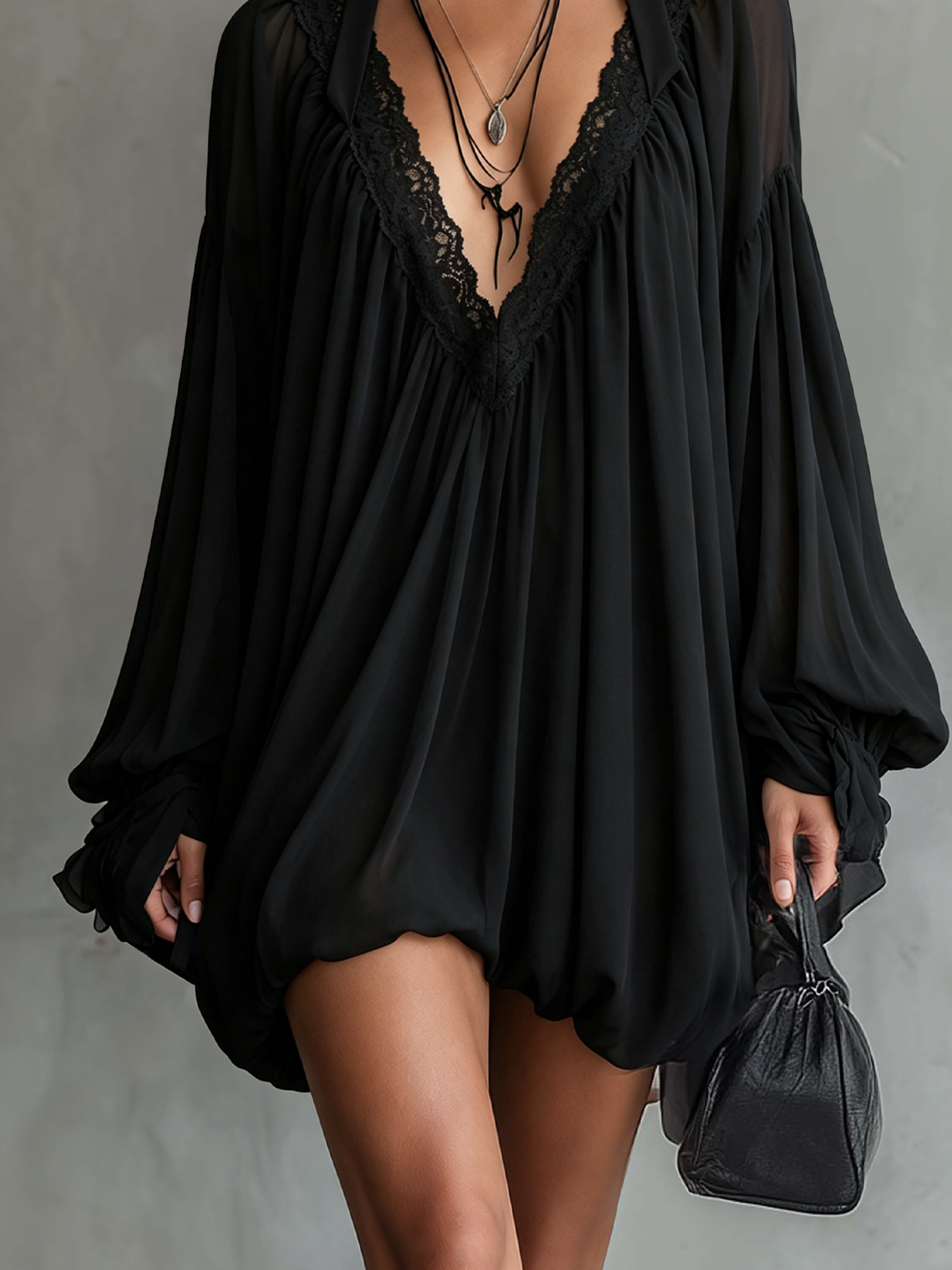 Camila - Vestido Mini Negro de Gasa con Escote Halter y Cuello de Encaje Decorativo